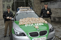 Die Funkwägen der Münchner Polizei werden mit Trostbären ausgestattet